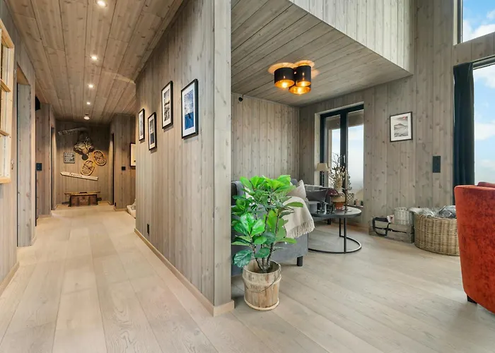 Family At The Foot Of Gaustatoppen 尤坎