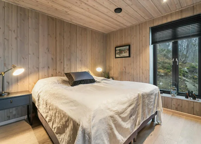 Family At The Foot Of Gaustatoppen 尤坎